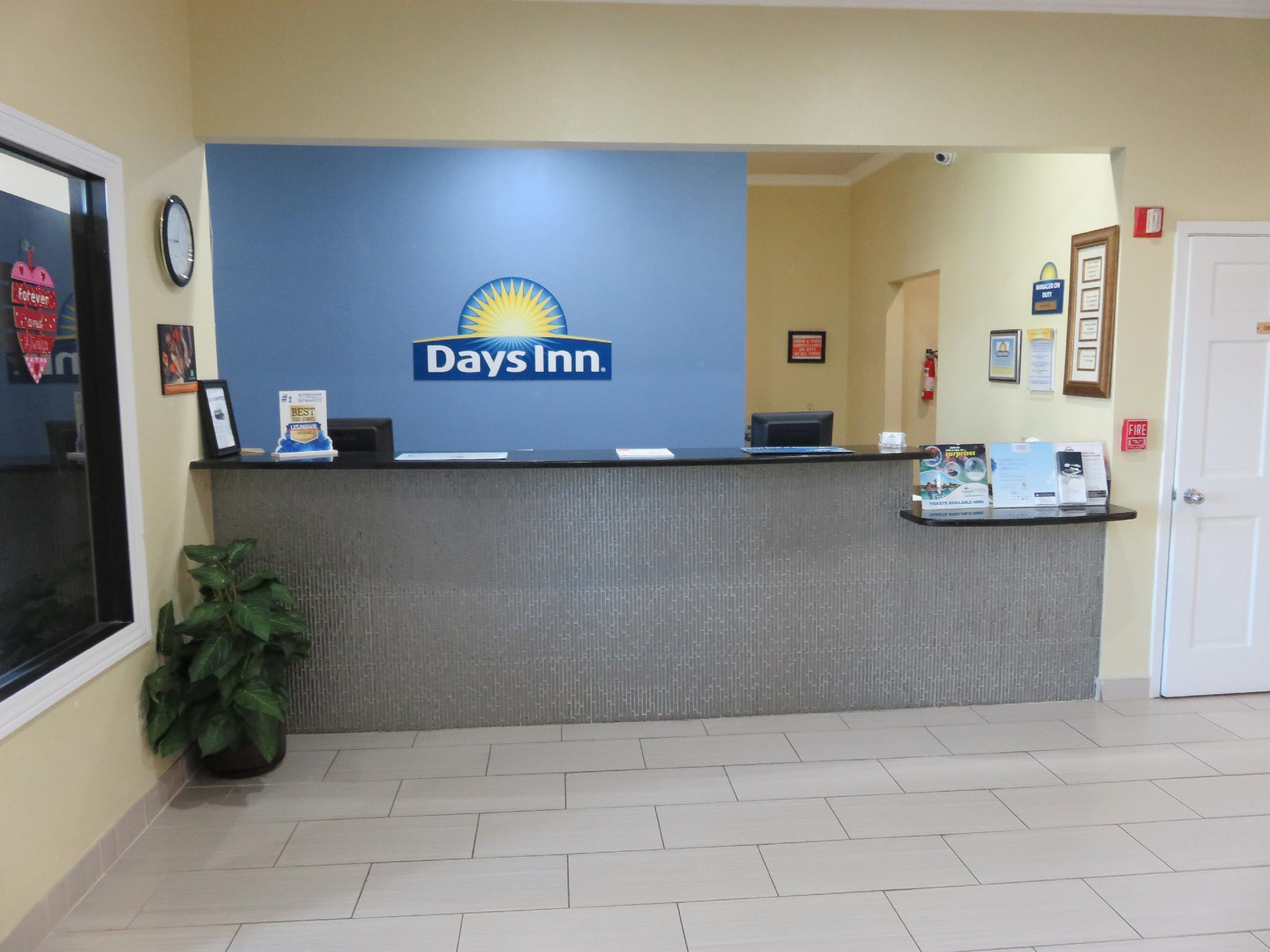Days Inn By Wyndham Near Seaworld Сан Антонио Екстериор снимка