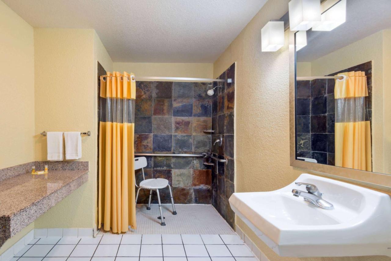 Days Inn By Wyndham Near Seaworld Сан Антонио Екстериор снимка