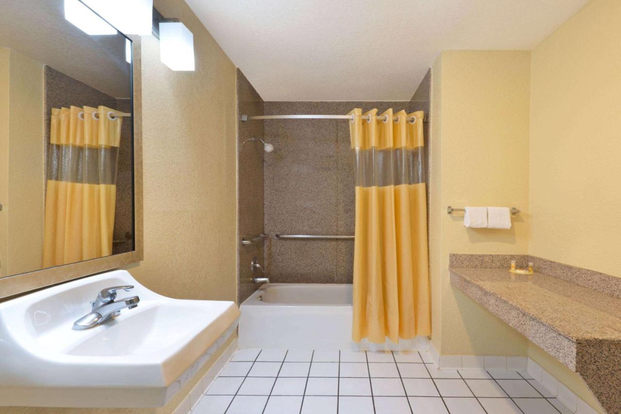 Days Inn By Wyndham Near Seaworld Сан Антонио Екстериор снимка