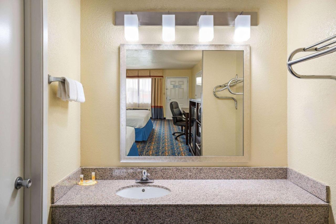 Days Inn By Wyndham Near Seaworld Сан Антонио Екстериор снимка