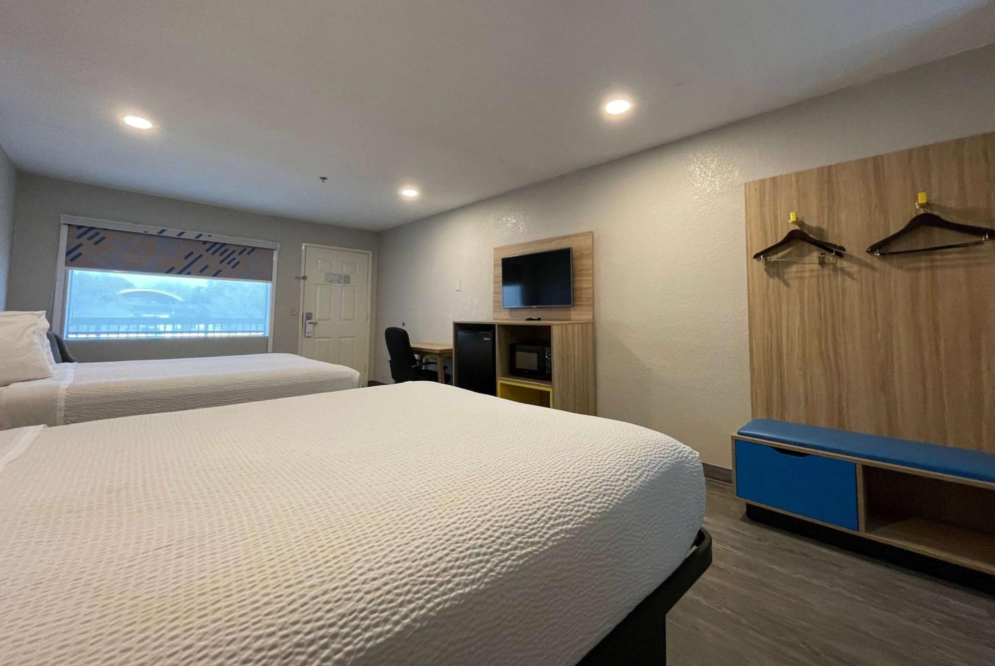 Days Inn By Wyndham Near Seaworld Сан Антонио Екстериор снимка