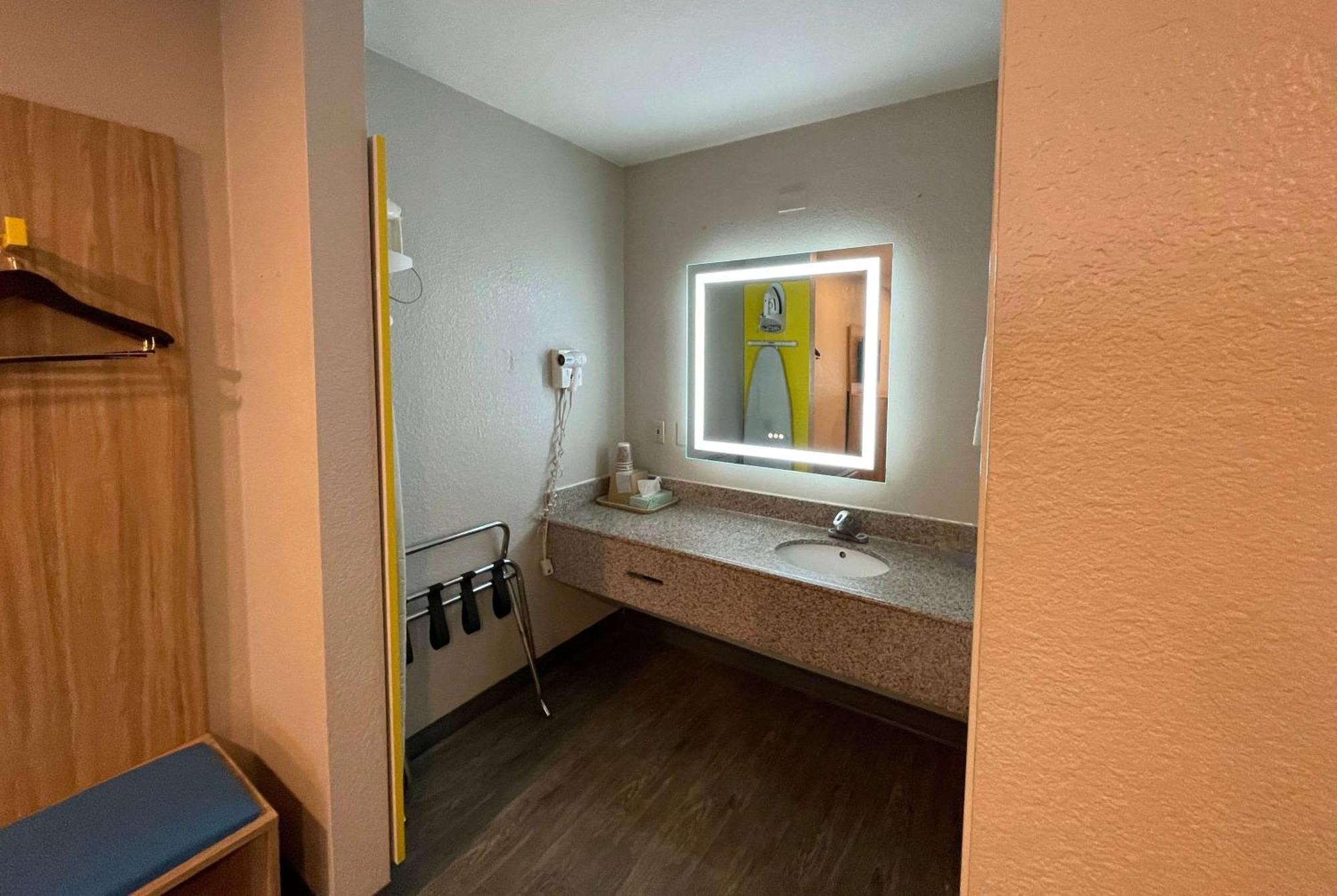 Days Inn By Wyndham Near Seaworld Сан Антонио Екстериор снимка