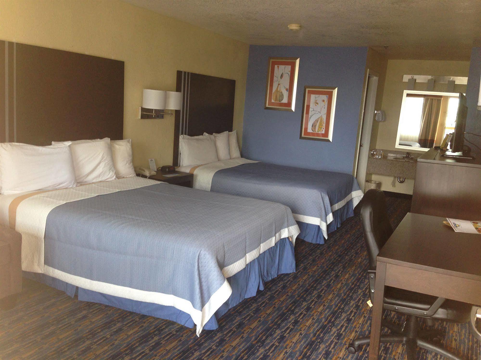 Days Inn By Wyndham Near Seaworld Сан Антонио Екстериор снимка