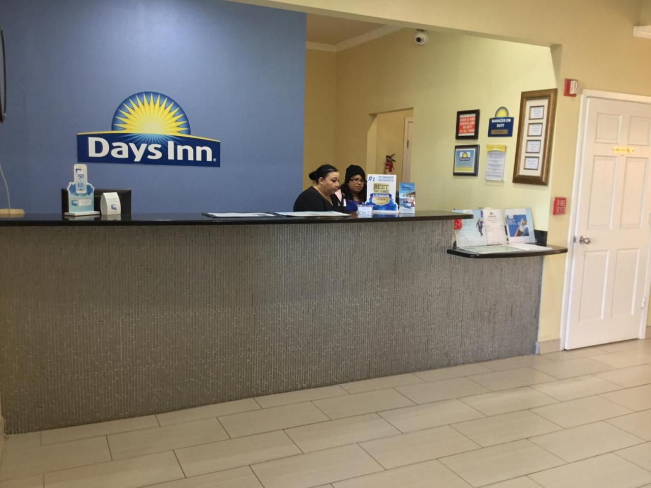 Days Inn By Wyndham Near Seaworld Сан Антонио Екстериор снимка